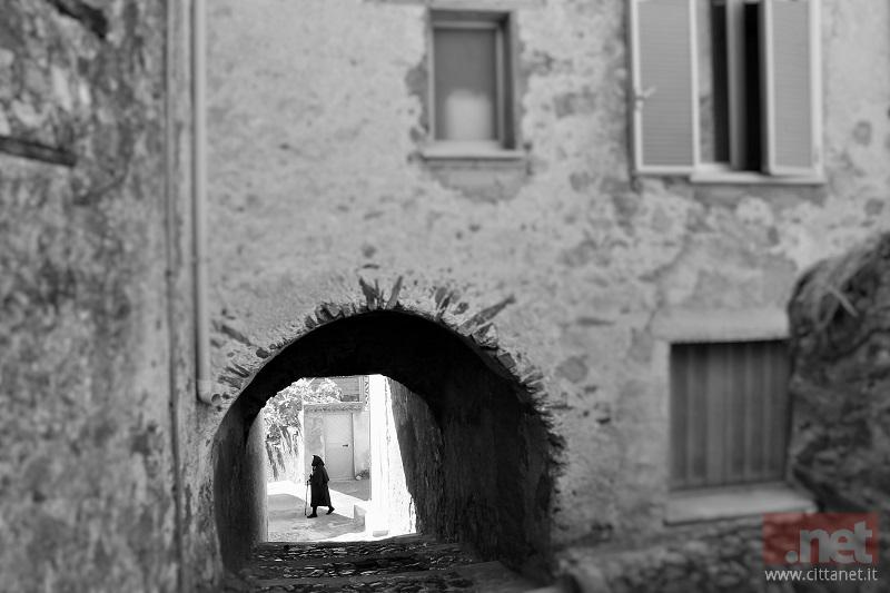 centro-storico-donna-anziana.jpg