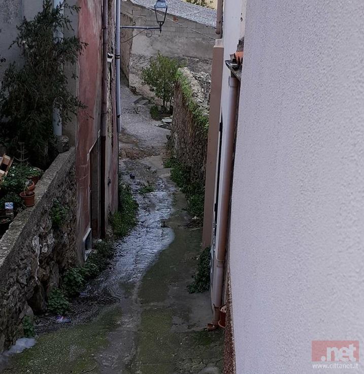 Liquami di fogna in via Goceano