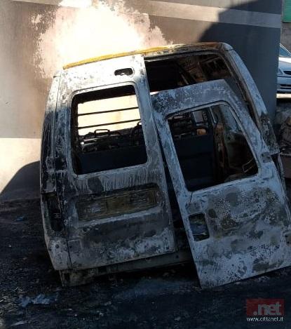 Il furgone distrutto dalle fiamme 2 settimane fa