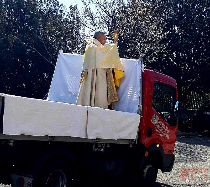 Don Calaresu durante la benedizione di questa mattina